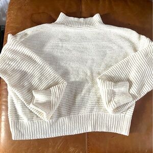 Hollister crop sweater. Euc